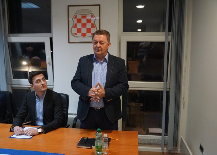 Stranačke prostorije pretijesne na okruglom stolu „Povijesni kontekst osnivanja Hrvatske demokratske zajednice u Širokom Brijegu“