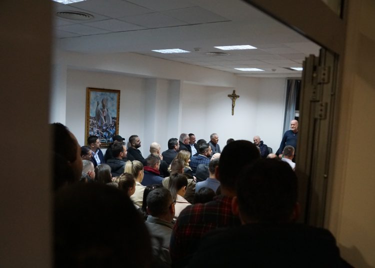 Stranačke prostorije pretijesne na okruglom stolu „Povijesni kontekst osnivanja Hrvatske demokratske zajednice u Širokom Brijegu“