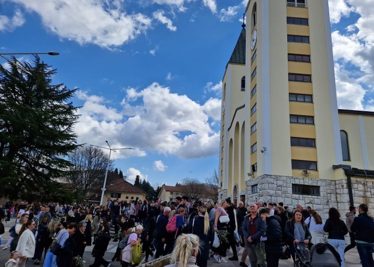 Veliki broj vjernika na blagdanu Cvjetnice u Međugorju (FOTO)