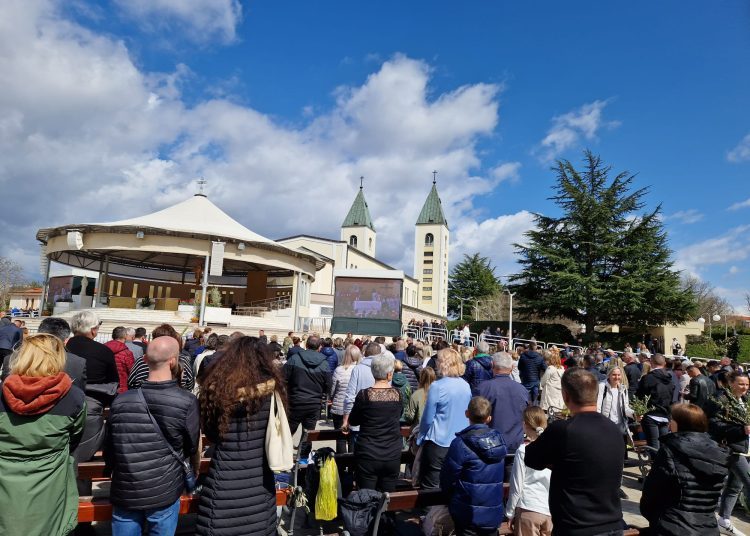 Veliki broj vjernika na blagdanu Cvjetnice u Međugorju (FOTO)