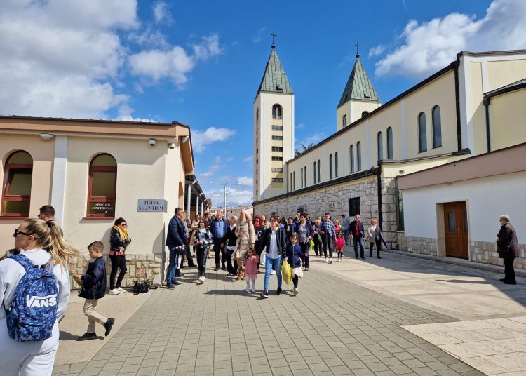 Veliki broj vjernika na blagdanu Cvjetnice u Međugorju (FOTO)