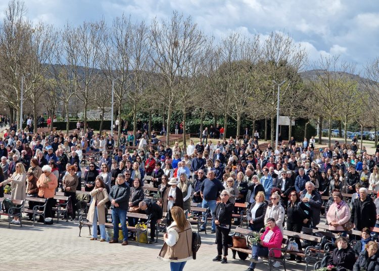 Veliki broj vjernika na blagdanu Cvjetnice u Međugorju (FOTO)
