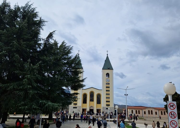 Veliki broj vjernika na blagdanu Cvjetnice u Međugorju (FOTO)