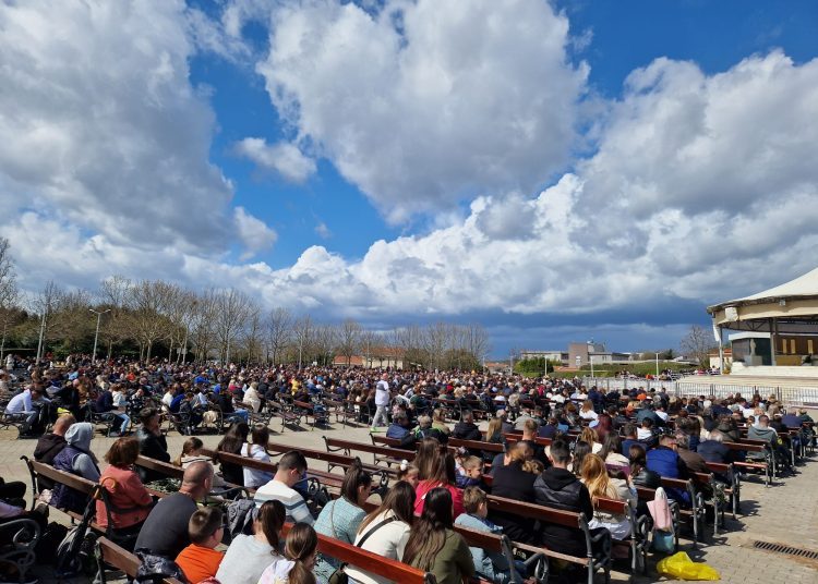Veliki broj vjernika na blagdanu Cvjetnice u Međugorju (FOTO)
