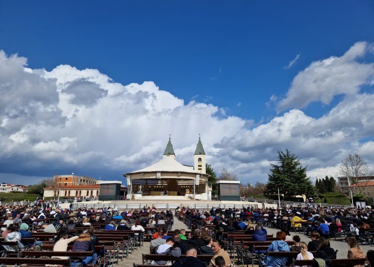 Veliki broj vjernika na blagdanu Cvjetnice u Međugorju (FOTO)