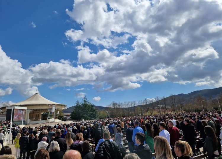 Veliki broj vjernika na blagdanu Cvjetnice u Međugorju (FOTO)