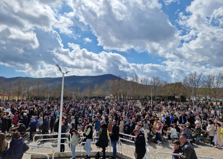 Veliki broj vjernika na blagdanu Cvjetnice u Međugorju (FOTO)