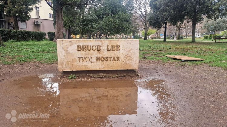 Nestao kip Bruce Leeja u Mostaru