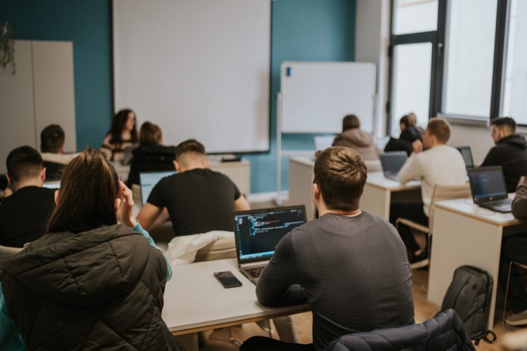 Sjajna priča iz Širokog Brijega: Besplatno educiraju nove programere i web developere
