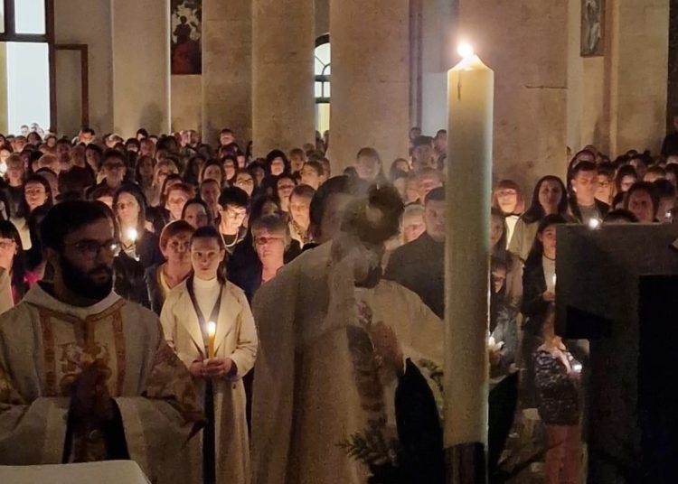 Predivne fotografije s uskrsnog bdijenja u Širokom Brijegu