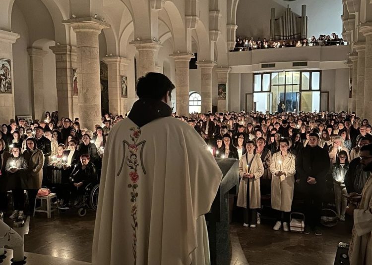 Predivne fotografije s uskrsnog bdijenja u Širokom Brijegu