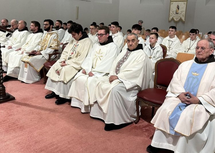 Predivne fotografije s uskrsnog bdijenja u Širokom Brijegu