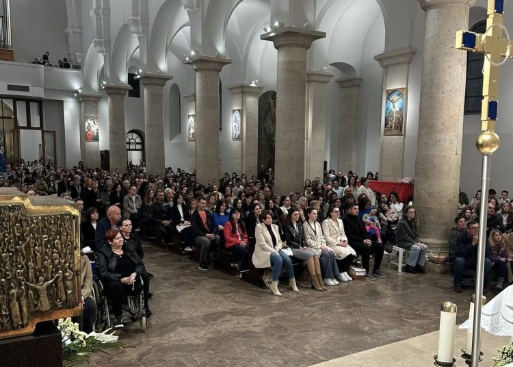 Predivne fotografije s uskrsnog bdijenja u Širokom Brijegu