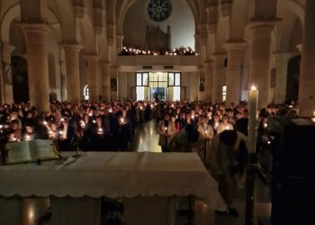 Predivne fotografije s uskrsnog bdijenja u Širokom Brijegu