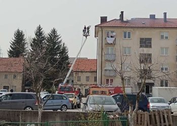 Ugašen požar na višekatnici u središtu Tomislavgrada