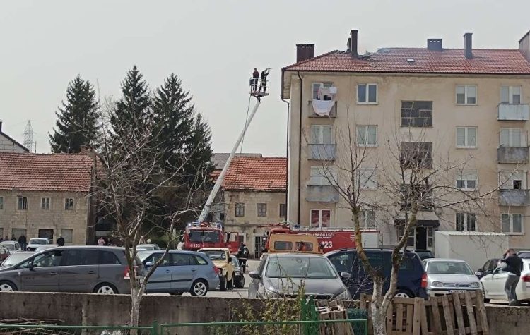 Ugašen požar na višekatnici u središtu Tomislavgrada
