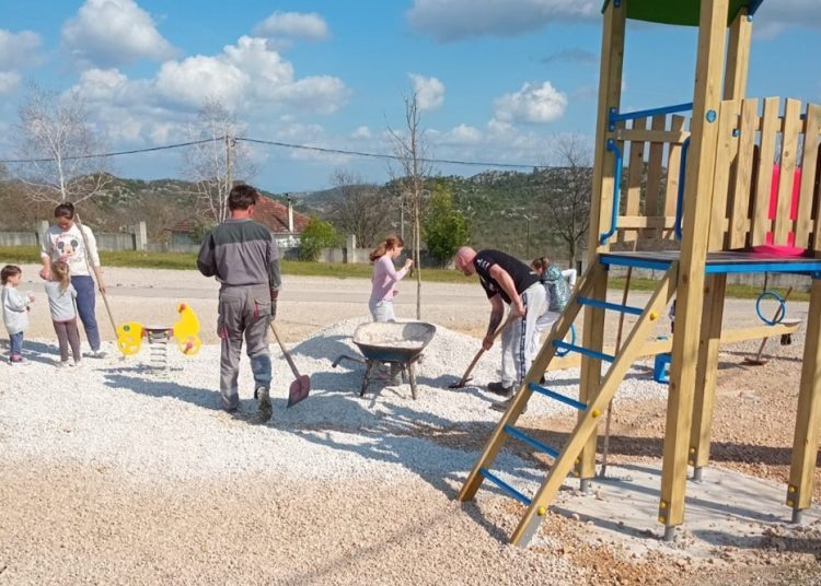 Roditelji i djeca zajedno s učiteljicom sudjelovali u uređenju dječjeg igrališta u Ljubuškom