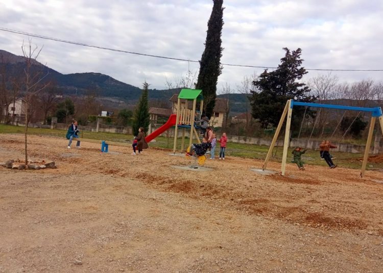 Roditelji i djeca zajedno s učiteljicom sudjelovali u uređenju dječjeg igrališta u Ljubuškom
