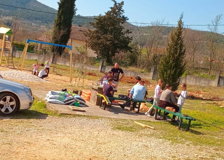 Roditelji i djeca zajedno s učiteljicom sudjelovali u uređenju dječjeg igrališta u Ljubuškom