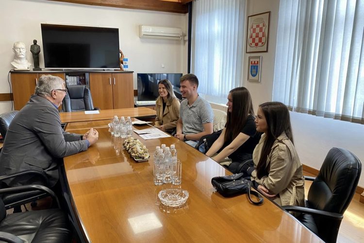 Širokobriješki srednjoškolci na prijemu kod gradonačelnika Kraljevića