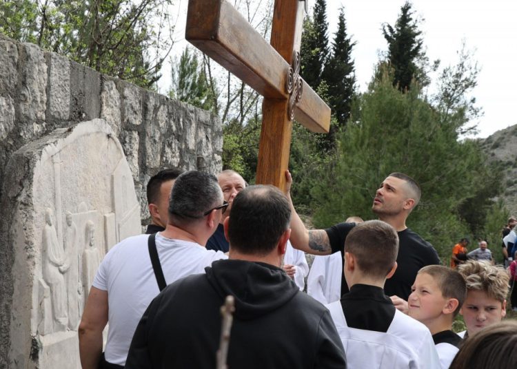 Foto| Održana tradicionalna pobožnost Križnog puta na Hum