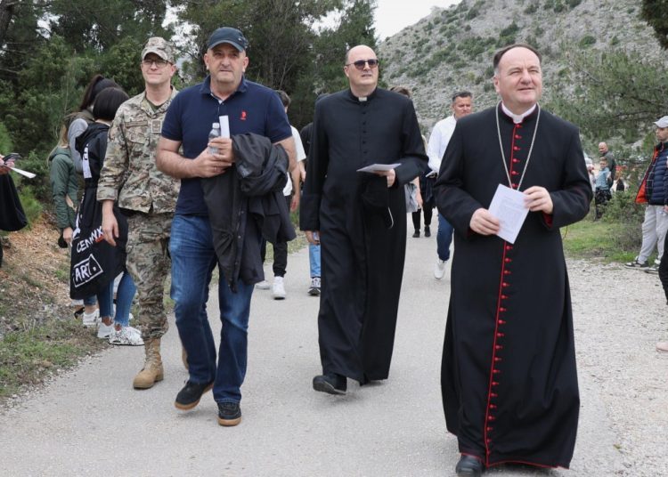 Foto| Održana tradicionalna pobožnost Križnog puta na Hum