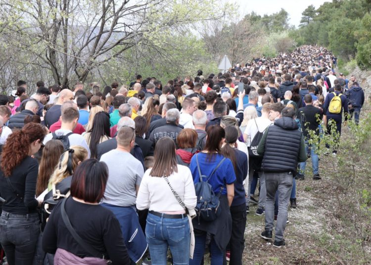 Foto| Održana tradicionalna pobožnost Križnog puta na Hum