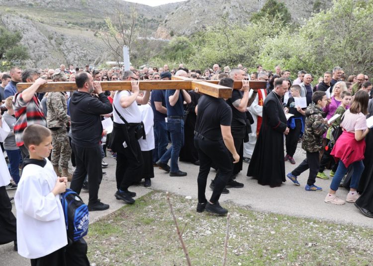 Foto| Održana tradicionalna pobožnost Križnog puta na Hum
