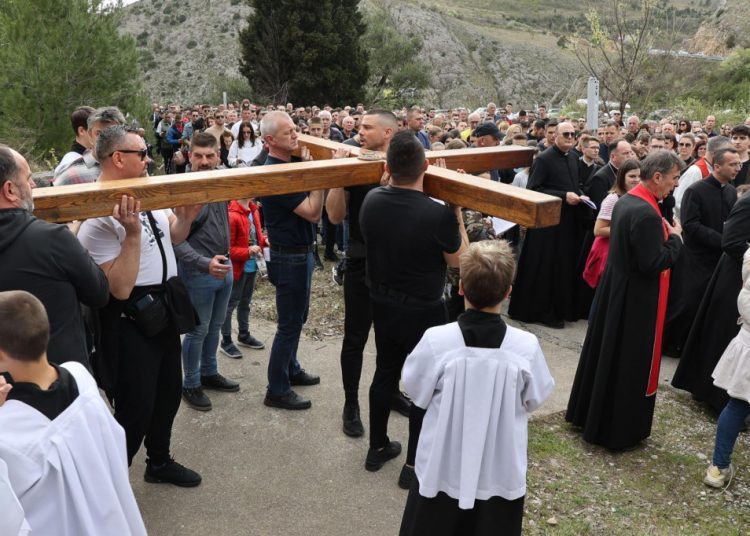 Foto| Održana tradicionalna pobožnost Križnog puta na Hum