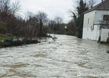 Foto/video: Višednevne padaline odsjekle dijelove Ljubuškog od ostatka općine