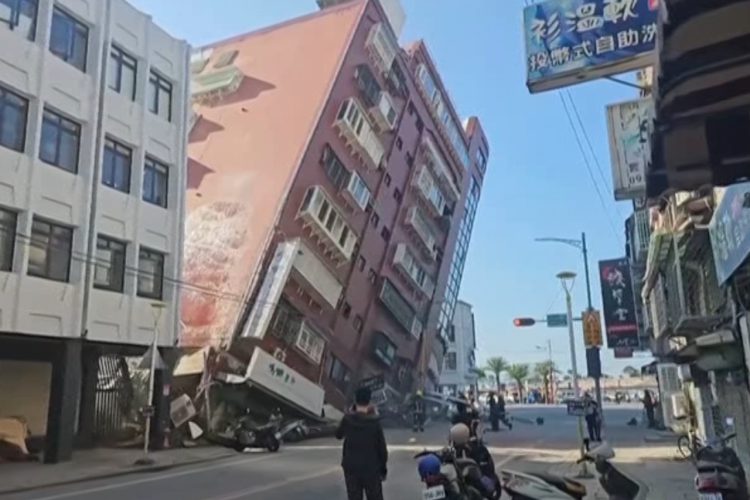 Razorni potres jačine 7,2 stupnja pogodio Tajvan, ljudi zarobljeni u porušenim zgradama