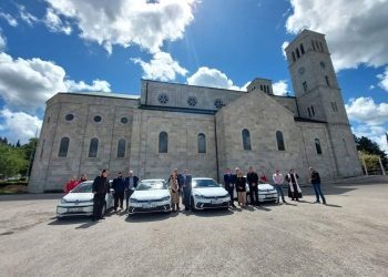 Uručena i blagoslovljena dva nova automobila za projekt”Širokobriješke sestre – kućna njega”