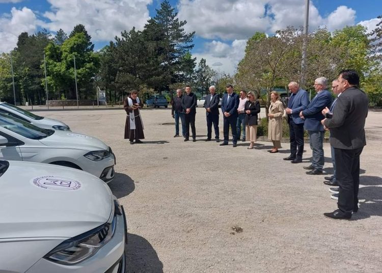 Uručena i blagoslovljena dva nova automobila za projekt”Širokobriješke sestre – kućna njega”