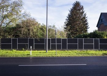 Solarni paneli toliko su pojeftinili da neki njima ograđuju svoje kuće