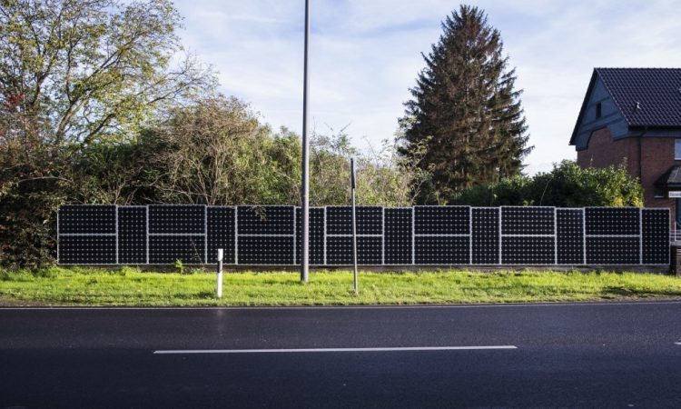 Solarni paneli toliko su pojeftinili da neki njima ograđuju svoje kuće