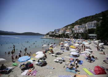 Polupansion u Neumu u jeku sezone oko 700 KM, a u Makarskoj više od 1000 KM