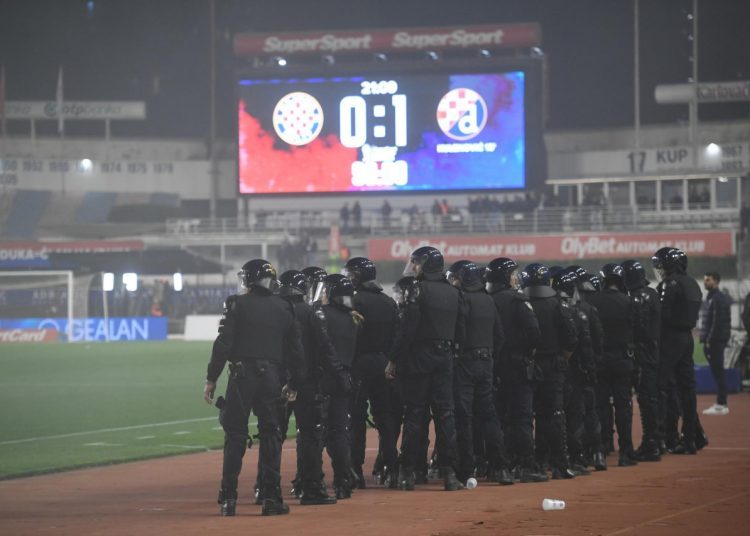 Kaos na Poljudu: Navijači probili ogradu i uletjeli na travnjak, igrači pobjegli u svlačionicu