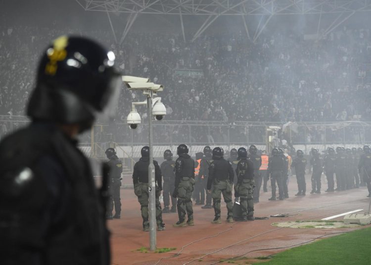 Kaos na Poljudu: Navijači probili ogradu i uletjeli na travnjak, igrači pobjegli u svlačionicu