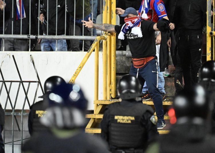 Kaos na Poljudu: Navijači probili ogradu i uletjeli na travnjak, igrači pobjegli u svlačionicu