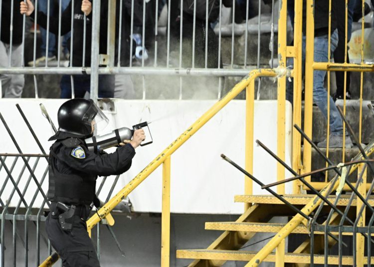 Kaos na Poljudu: Navijači probili ogradu i uletjeli na travnjak, igrači pobjegli u svlačionicu