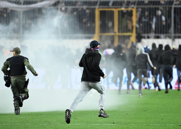 Kaos na Poljudu: Navijači probili ogradu i uletjeli na travnjak, igrači pobjegli u svlačionicu