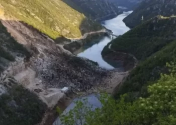 Drama kod Mostara: Veliki odron na kamenolomu, tri automobila završila u jezeru