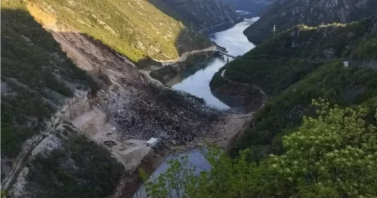 Drama kod Mostara: Veliki odron na kamenolomu, tri automobila završila u jezeru