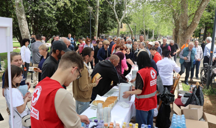 Mostar: Proslava Međunarodnog praznika rada uz sindikalni grah na šetnici