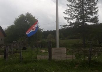 Za imama u Rostovu kod Novog Travnika križ i zastava Hrvata provokacija