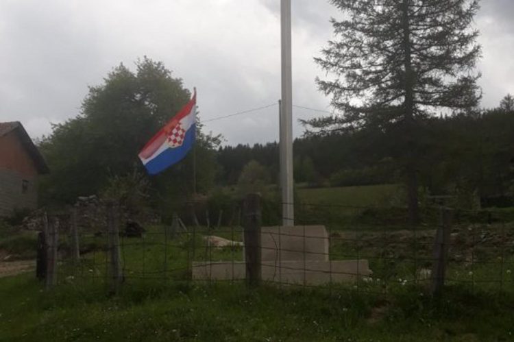 Za imama u Rostovu kod Novog Travnika križ i zastava Hrvata provokacija