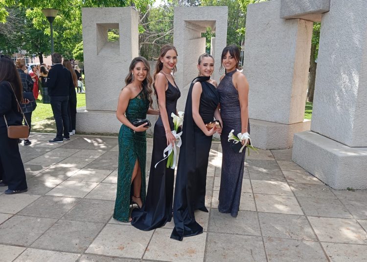 FOTO: Svečani defile posuških maturanata