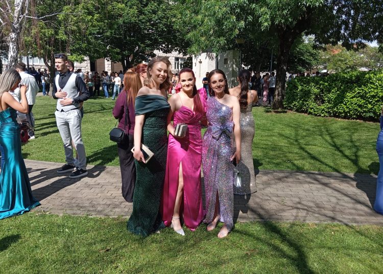 FOTO: Svečani defile posuških maturanata