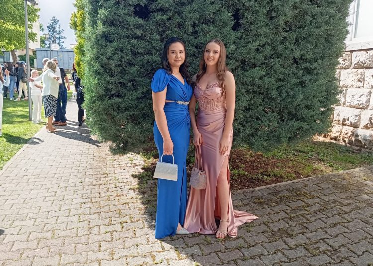 FOTO: Svečani defile posuških maturanata