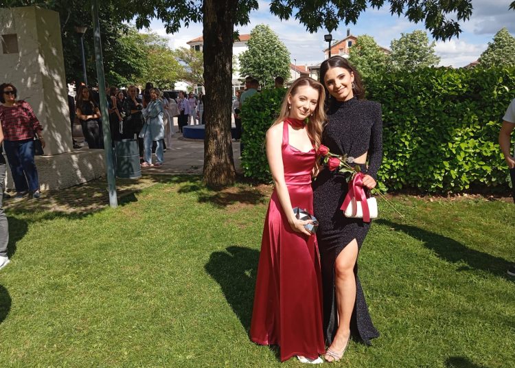 FOTO: Svečani defile posuških maturanata